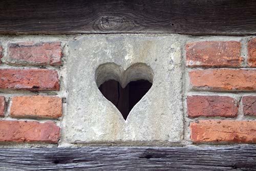 brick house with a cement heart cut out - benefits of sober living programs - victory addiction recovery center - lafayette lousiana drug addiction and alcohol detox and treatment center